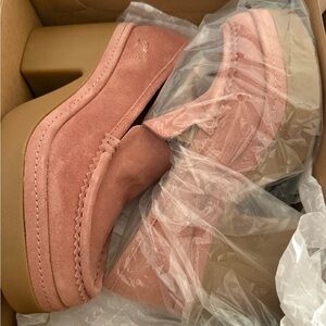 Zodiac Pink Suede Women's Platform Loafers. Womens size 7.5 New in the box